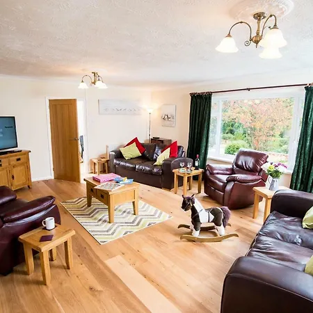 Round Park- Private And Spacious Family Bungalow With Parking Laugharne Exterior photo