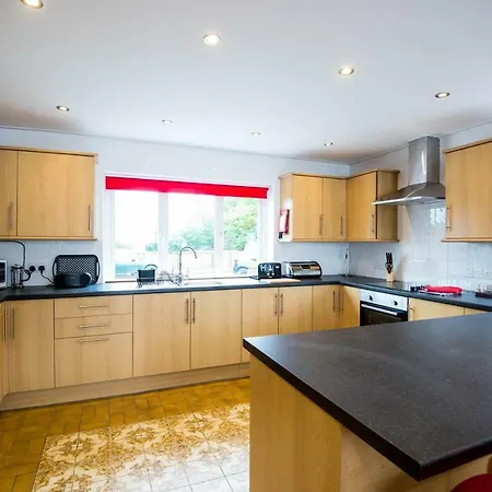 Round Park- Private And Spacious Family Bungalow With Parking Laugharne Exterior photo