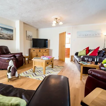 Round Park- Private And Spacious Family Bungalow With Parking Laugharne Exterior photo