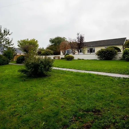 Round Park- Private And Spacious Family Bungalow With Parking Laugharne Exterior photo