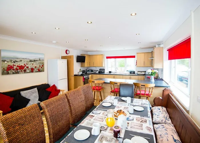 Round Park- Private And Spacious Family Bungalow With Parking
